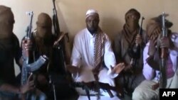 Pemimpin Boko Haram, Abubakar Shekau (tengah) dikelilingi oleh para militan Boko Haram (foto: dok). 
