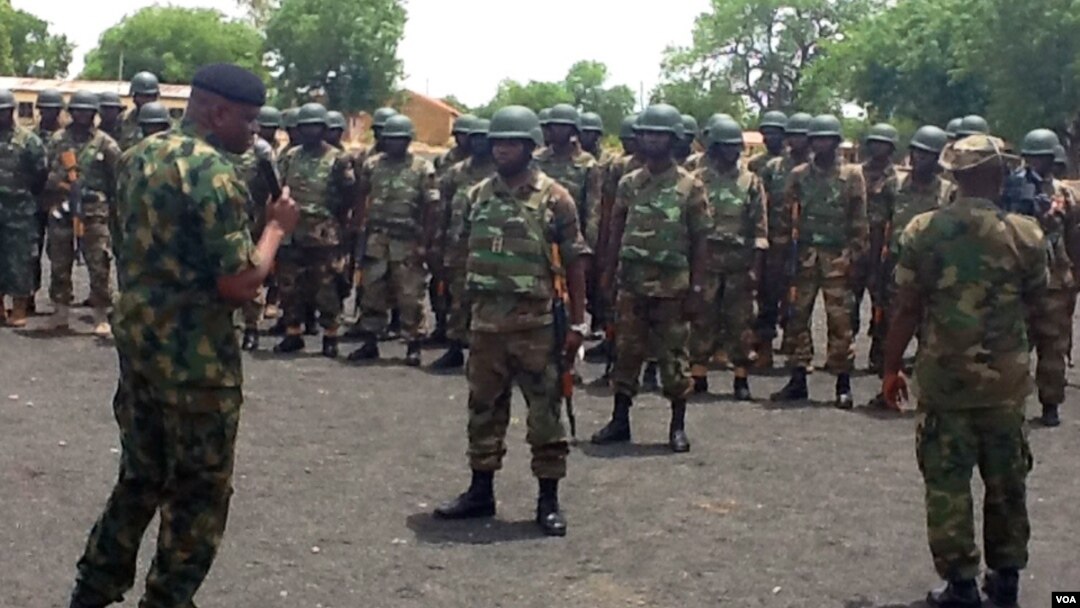 Komandar rundunar Sojojin da aka tura yola domim dokar tabaci, Birgediya General Fatai Oladipo Alli kuma brigade komanda na tankokin yaki yayiwa Sojojin jawabi kafin turasu bakin aikinsu. Hoto Ibrahim Abdul'Aziz