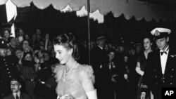Принцесса Елизавета и Филипп Маунтбеттен - тогда еще ее жених - идут на торжественный ужин в Эдинбурге, Шотландия. Архивное фото. 15 июля 1947 года.