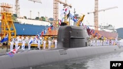 한국의 첫 3천t급 잠수함 도산 안창호함이 지난해 8월 해군에 인도되고 있다. (자료사진)