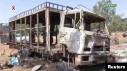 Ce qui restait d'un bus incendié suite à une attaque d'hommes armés près de Bankass, au Mali, le 4 décembre 2021 (photo d'archives - capture d'écran via ORTM).