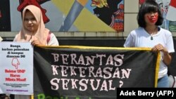 Aktivis perempuan dari gerakan anti kekerasan memegang spanduk bertuliskan "Memberantas Kekerasan Seksual? Pasti Ada Jalan!" saat protes pelecehan seksual dan kekerasan terhadap perempuan di kampus-kampus, di luar Kementerian Pendidikan dan Kebudayaan di 