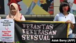 Aktivis perempuan memegang spanduk bertuliskan "Memberantas Kekerasan Seksual? Pasti Ada Jalan!" saat protes pelecehan seksual dan kekerasan terhadap perempuan di kampus-kampus, di luar Kementerian Pendidikan dan Kebudayaan di Jakarta pada 10 Februari 2020. (Foto: AFP/Adek Berry)