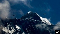 27일 미국인 변호사 크리스토퍼 존 쿨리쉬 씨가 에베레스트 정상에서 하산하던 중 숨지면서, 최근 에베레스트 등반 중 사망한 사람은 총 11명이 됐다. 