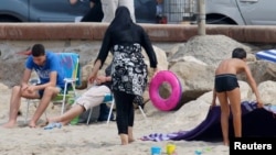 Une femme musulmane porte un burkini, sur les plages de Marseille, France, le 17 août 2016.