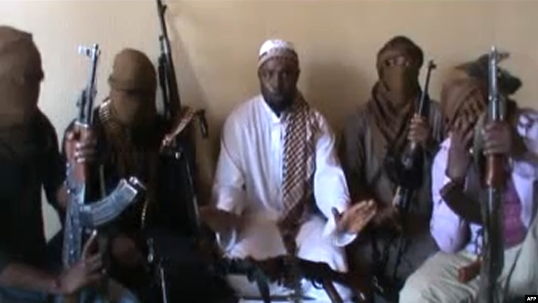Pemimpin Boko Haram Abubakar Shekau (tengah) dan para anggota militan (foto: dok). Tersangka militan Boko Haram menewaskan 19 orang hari Minggu (20/10). 