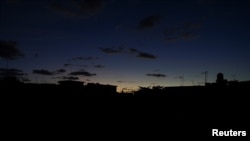 Una vista del cielo en la madrugada durante un colapso de la red eléctrica nacional, en La Habana, Cuba, el 4 de diciembre de 2024. REUTERS/Alexandre Meneghini