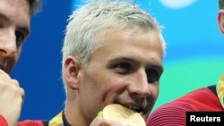 Ryan Lochte (centre) lors des JO de Rio le 9 août 2016 (Jason Getz-USA TODAY Sports).
