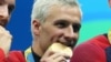 Atlet renang Amerika, Ryan Lochte, dengan medali emasnya di Olimpiade Rio 2016.