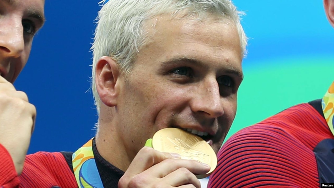 Atlet renang Amerika, Ryan Lochte, dengan medali emasnya di Olimpiade Rio 2016.