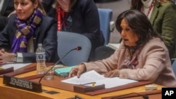 ARCHIVO - Pramila Patten, derecha, Representante Especial del Secretario General de las Naciones Unidas sobre la violencia sexual en los conflictos, EN una reunión del Consejo de Seguridad de las Naciones Unidas, el lunes 11 de marzo de 2024, en la sede de la ONU. 