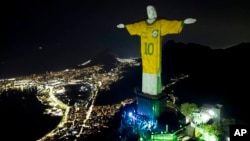 ARCHIVO - La estatua del Cristo Redentor está iluminada con una imagen de la camiseta brasileña de Pelé, como tributo a la leyenda del fútbol en el primer aniversario de su muerte, en Río de Janeiro, Brasil, el 29 de diciembre de 2023. 