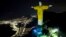 ARCHIVO - La estatua del Cristo Redentor está iluminada con una imagen de la camiseta brasileña de Pelé, como tributo a la leyenda del fútbol en el primer aniversario de su muerte, en Río de Janeiro, Brasil, el 29 de diciembre de 2023. 