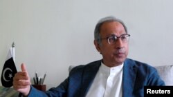 وزیراعظم عمران خان د خزانې مشیر عبدالحفیظ شېخ په ځای د صنعت او پېداوار وزیر حماداظهر ته د خزانې وزارت هم وسپارلو