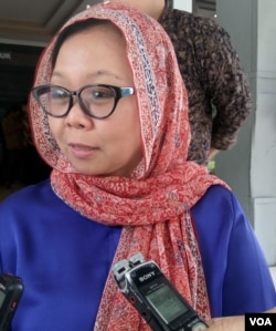 ALissa Wahid, puteri presiden ke-4 Abdurrahman Wahid menyatakan bangga menngenakan kerudung yang sama dengan para Nyai zaman dahulu dan bagian dari pribumisasi Islam. (foto VOA/Munarsih Sahana).