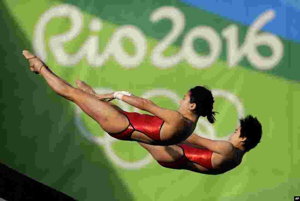 Liu Huixia dan Chen Ruolin dalam pertandingan final lompat indah 10 meter putri di Maria Lenk Aquatic Center di Rio de Janeiro, Brazil (9/8). (AP/Wong Maye-E)