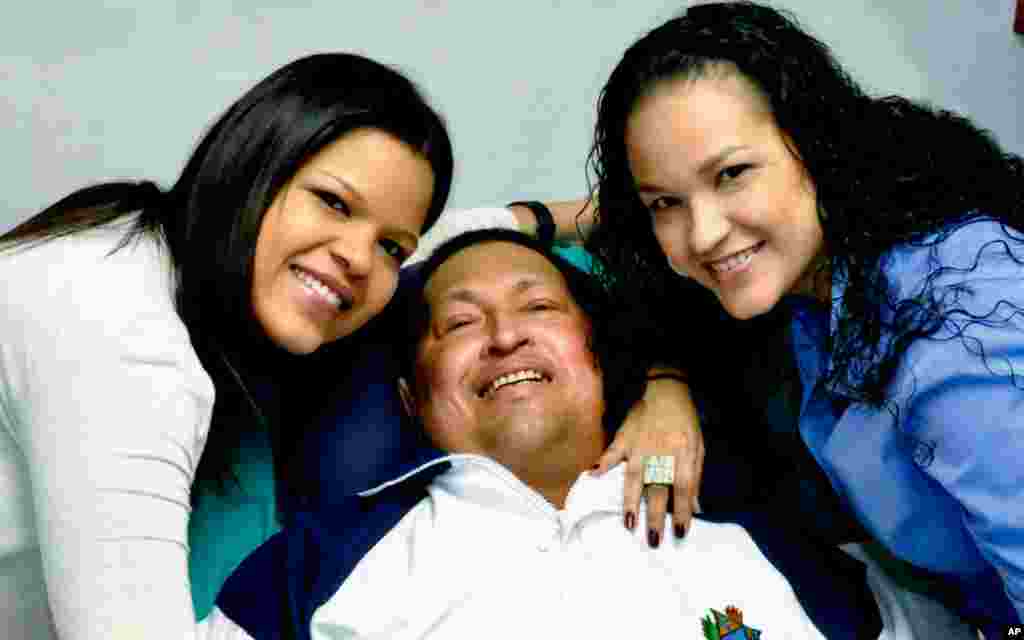 El presidente Hugo Chávez aparece acostado rodeado de sus hijas Rosa Virginia y María. 