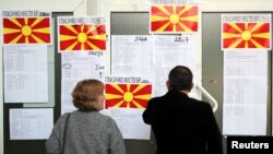 Građani Skoplja traže svoje ime na spisku za glasanje na današnjem referendumu (Foto: Reuters/Marko Đurica)
