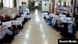 روز دوشنبه دانشجویان دانشکده روانشناسی دانشگاه تهران همراهی خود را با کارگران هفت تپه در خوزستان اعلام کردند. 