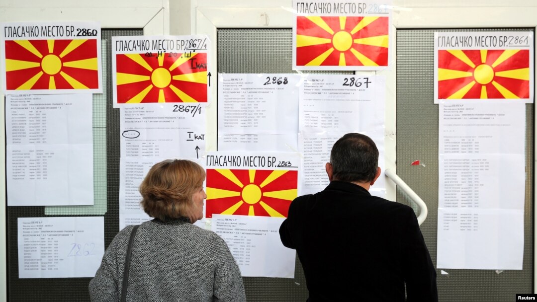 Građani Skoplja traže svoje ime na spisku za glasanje na referendumu (Foto: Reuters/Marko Đurica)