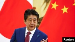 资料照：时任日本首相的安倍晋三在北京人大会堂出席记者会 （2018年10月26日 ，路透社）