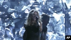 Miranda Lambert izvodi skladbu "That's the Way the World goes Round" 44. Godišnjoj dodjeli nagrada Udruge country glazbe, u Nashvilleu, 10. studenog 2010. (AP Photo/Mark Humphrey)
