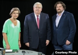 U.S. Ambassador to Russia John Tefft, center, with VOA Russian Service's Danila Galperovich and Radio Free Europe/Radio Liberty’s Irina Lagunina, left, June 27, 2016. (U.S. Embassy photo)