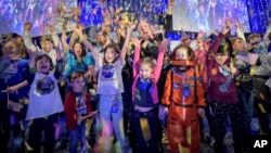 Naučnici iz NASE slave sa decom uspješan prolazak sonde New Horizons pored udaljenog objekta Ultima Thule