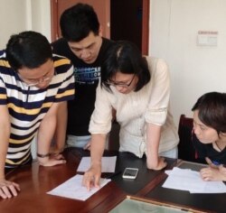 ​Chen Liwen discusses how to properly implement a waste sorting system at Dongyang village with her coworkers in June, 2019. (Courtesy: Chen Liwen, Founder of Zero Waste Village (China))