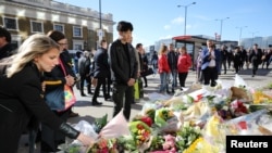 لندن برج کے حملے میں ہلاک ہونے والوں کی یادگار پر لوگ پھول رکھ رہے ہیں۔ 6 جون 2017