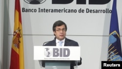 El presidente del BID, Luis Alberto Moreno afirma que si se mejora la velocidad de internet aumenta la productividad.