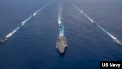 由美國海軍“尼米茲”號航母（USS Nimitz）、 “普林斯頓”號（USS Princeton）導彈巡洋艦、“斯特雷特”號（USS Sterett）導彈驅逐艦和“拉爾夫·約翰遜”號（USS Ralph Johnson）導彈驅逐艦組成的航母打擊群與印度軍艦2020年7月20日在印度洋舉行演習。（美國海軍照片）