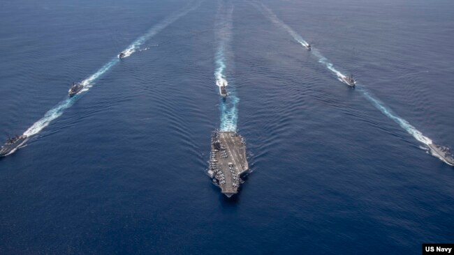 由美国海军“尼米兹”号航母（USS Nimitz）、 “普林斯顿”号（USS Princeton）导弹巡洋舰、“斯特雷特”号（USS Sterett）导弹驱逐舰和“拉尔夫·约翰逊”号
（USS Ralph Johnson）导弹驱逐舰组成的航母打击群与印度军舰2020年7月20日在印度洋举行演习。（美国海军照片）