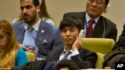지난해 11월 유엔 총회 인권위원회에서 열린 북한 인권 관련 청문회에서 탈북자 신동혁 씨(가운데)가 참석자들의 발언을 듣고 있다. (자료사진)