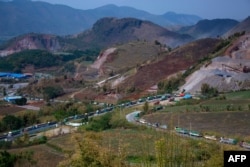 တရုတ်နိုင်ငံဘက်ကို ဝင်ဖို့ စောင့်နေကြတဲ့ ကုန်တင်ကားများကို တရုတ်နိုင်ငံနယ်စပ် ရှမ်းပြည်နယ် မူဆယ်မြို့အနီးမှာတွေ့ရ (ဧပြီ ၂၀၊ ၂၀၂၀)