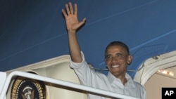 26일 하와이 호눌룰루에서 워싱턴으로 향하는 대통령전영기에 탑승하는 바락 오바마 미국 대통령.