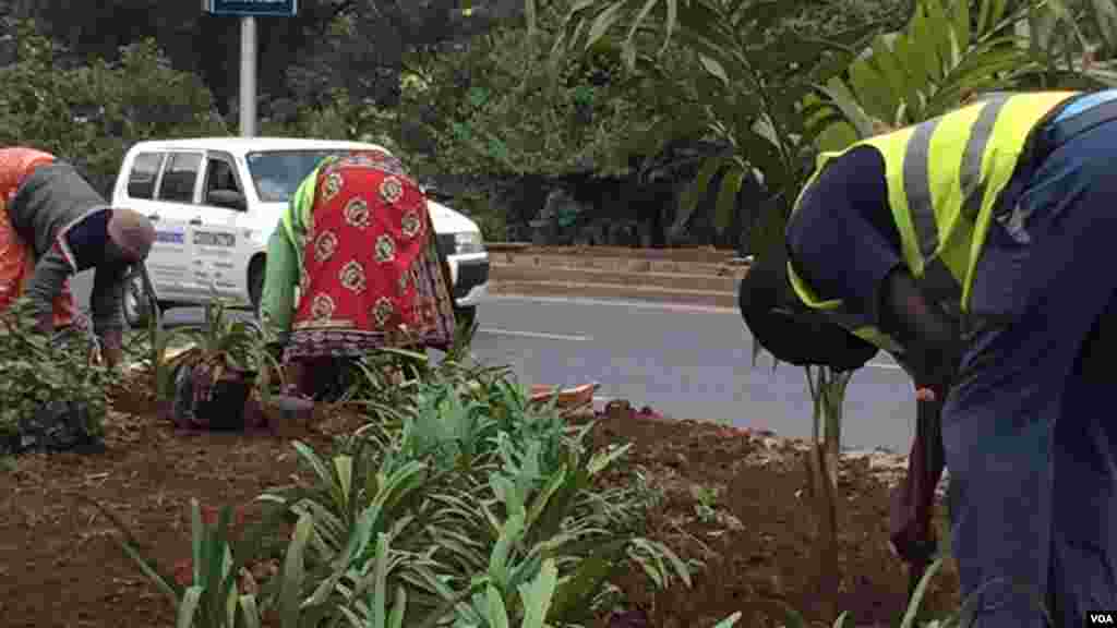 Des travailleurs s&#39;activent à terminer la réhabilitation de l&#39;autoroute Uhuru que &nbsp;le cortège du président américain Barack Obama devra emprunter lors de sa visite au Kenya, le 20 Juillet 2015.