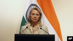 U.S. Secretary of State Hillary Clinton pauses during a joint news conference with India's Foreign Minister Somanahalli Mallaiah Krishna (unseen) in New Delhi May 8, 2012. 