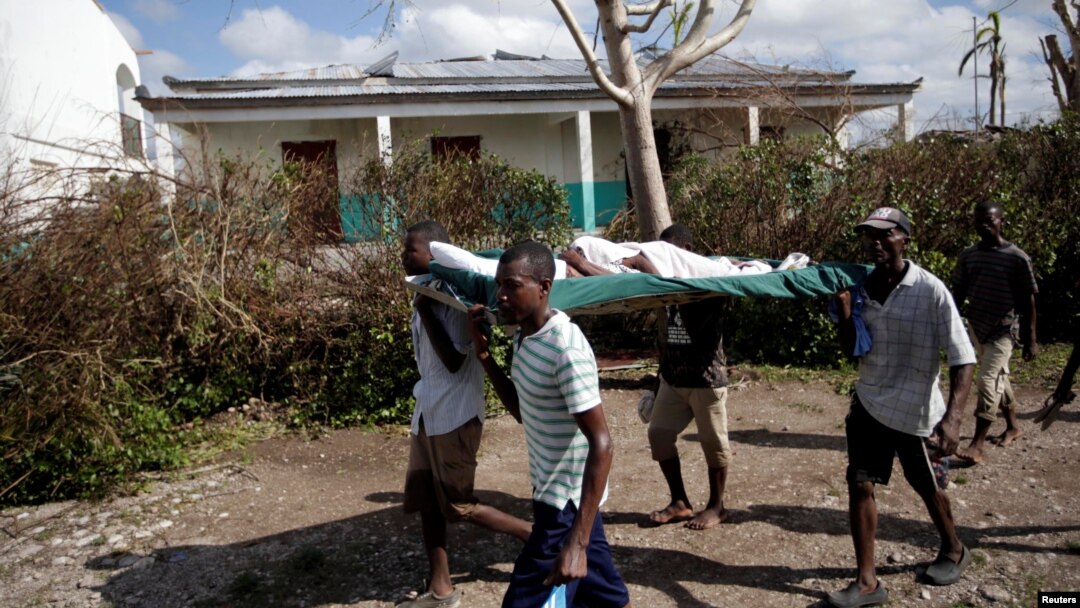Những người đàn ông khiêng một người phụ nữ bị thương trong cơn bão Matthew tại Chantal, Haiti, ngày 07 tháng 10 năm 2016. 