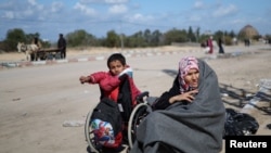 Palestinci koji bježe iz Khan Younisa kreću se prema Rafahu