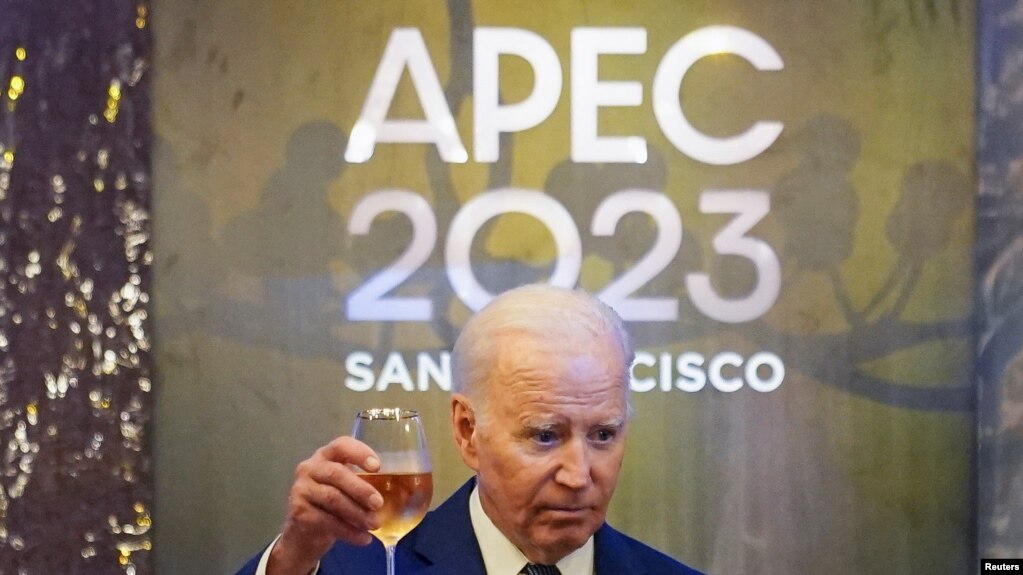 Tổng thống Hoa Kỳ Joe Biden nâng cốc chúc mừng các trưởng phái đoàn tham dự hội nghị thượng đỉnh Hợp tác Kinh tế Châu Á-Thái Bình Dương (APEC) ở San Francisco tại dạ tiệc ngày 16/11/2023.