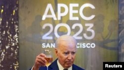 Tổng thống Hoa Kỳ Joe Biden nâng cốc chúc mừng các trưởng phái đoàn tham dự hội nghị thượng đỉnh Hợp tác Kinh tế Châu Á-Thái Bình Dương (APEC) ở San Francisco tại dạ tiệc ngày 16/11/2023. 