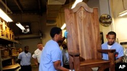 Dos de los reos encargados de la elaboración de la silla para el Papa se preparan para dejarla terminada para el próximo 27 de septiembre, fecha en la que el Papa visitará el centro penitenciario en Filadelfia.