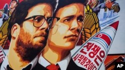 Un cartel de la película "The Interview" anuncian el film en los cines Arclight de Los Angeles. El estreno de la película fue cancelado.