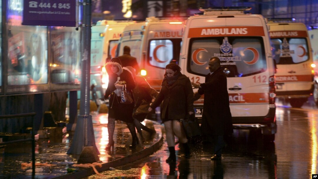 El gobernador de Estambul, Vasip Sahin, calificó el incidente como un "ataque terrorista", pero no dijo quién pudo haberlo perpetrado.