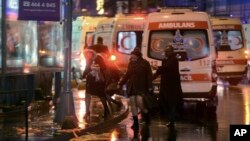 在伊斯坦布尔一家著名夜总会在新年之夜遭遇袭击后，医疗和安全人员正在现场工作。