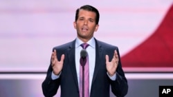 Donald Trump Jr, de 37 años, presentó a su padre como un hombre grande capaz de hacer lo imposible.