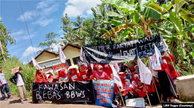 Aksi penolakan warga Wadas yang berujung bentrokan dengan polisi pada 23 April 2021. Foto LBH Yogyakarta