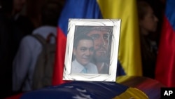 Un retrato enmarcado del activista opositor Fernando Albán, durante una ceremonia solemne en la sede de la Asamblea Nacional, en Caracas, Venezuela, el martes 9 de octubre de 2018. (Foto AP/Ariana Cubillos)