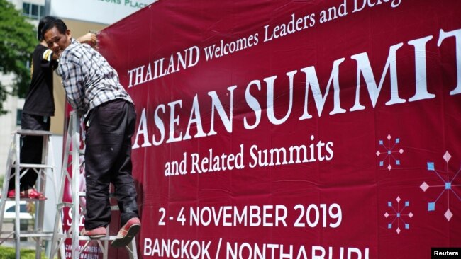 泰国工人在曼谷为第35届东盟峰会做准备。（2019年10月29日）